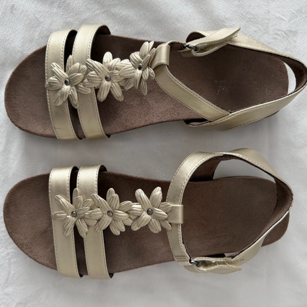 Natural Soul, Women’s 10M Metallic Floral Adjustable Sandal